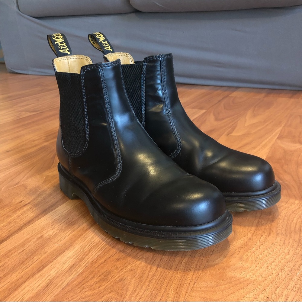 Dr. Martens Black 2976 Smooth Leather Chelsea boots, size 5 womens/size 4 mens